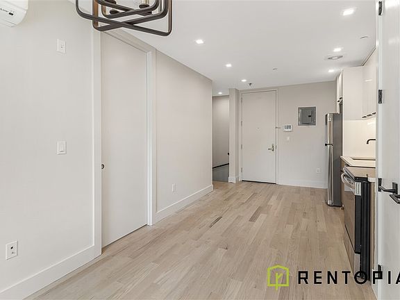 3rd image of 924 De Kalb Ave #1M