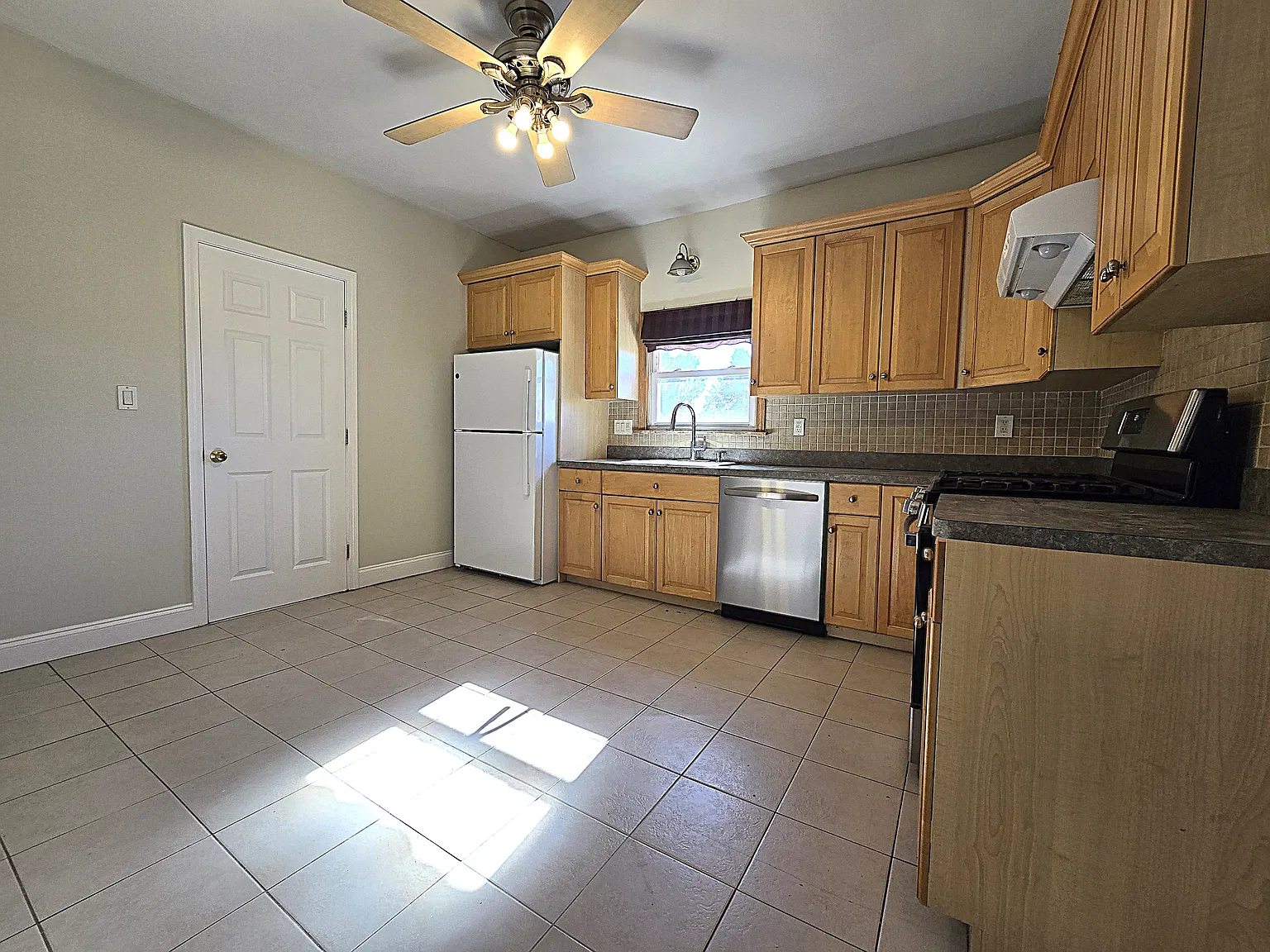 4 bed, 1800 sqft, $3,750 — Photo 2