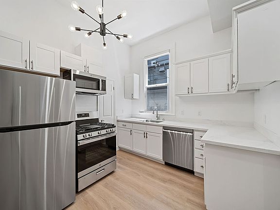 3rd image of 138 Noe St