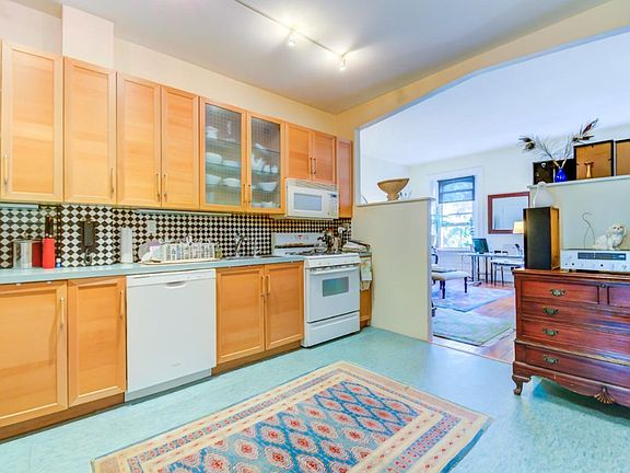 4th image of 2215 Delancey Pl