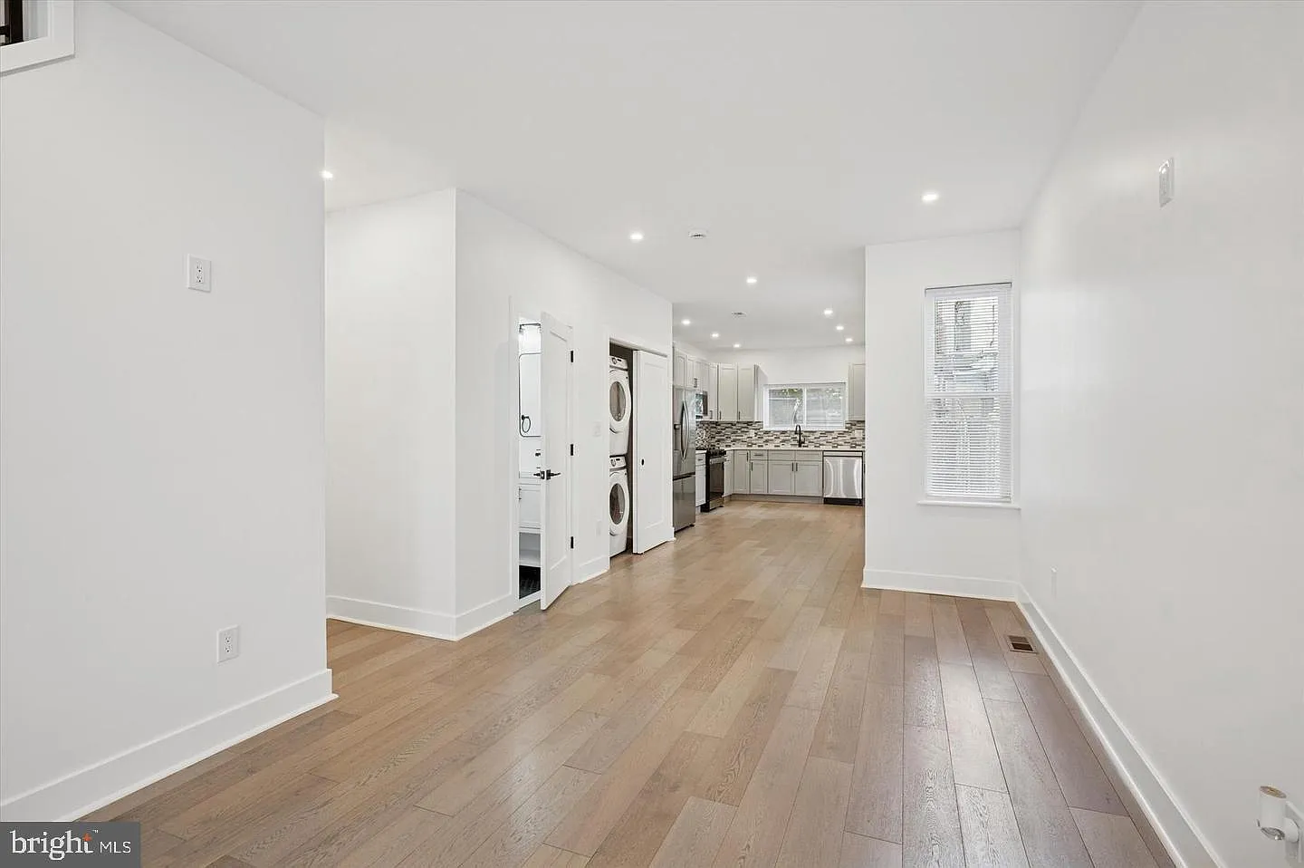 3 bed, 3.0 bath, 1300 sqft, $2,300 — Photo 3