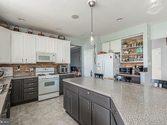3rd image of 1746 Arrowhead Trl