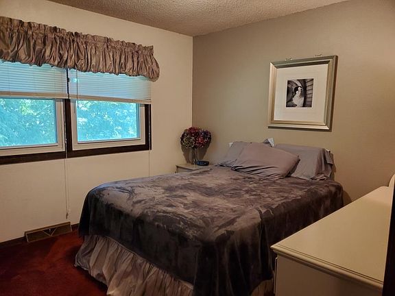 5th image of 90 Heritage Dr