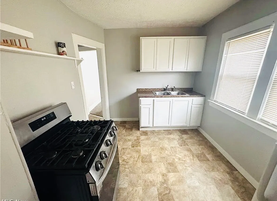 2 bed, $1,300 — Photo 2