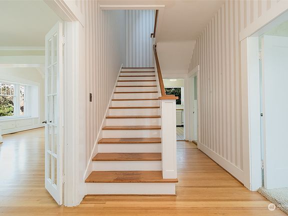 3rd image of 15 SE Birch Avenue