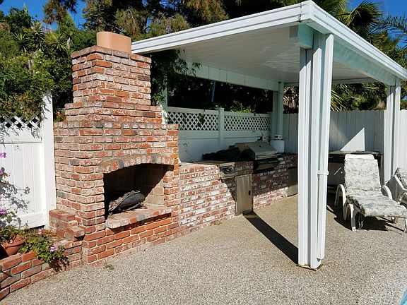 Poolside built-in grill, stove, mini-fridge and wood-burning fireplace!
