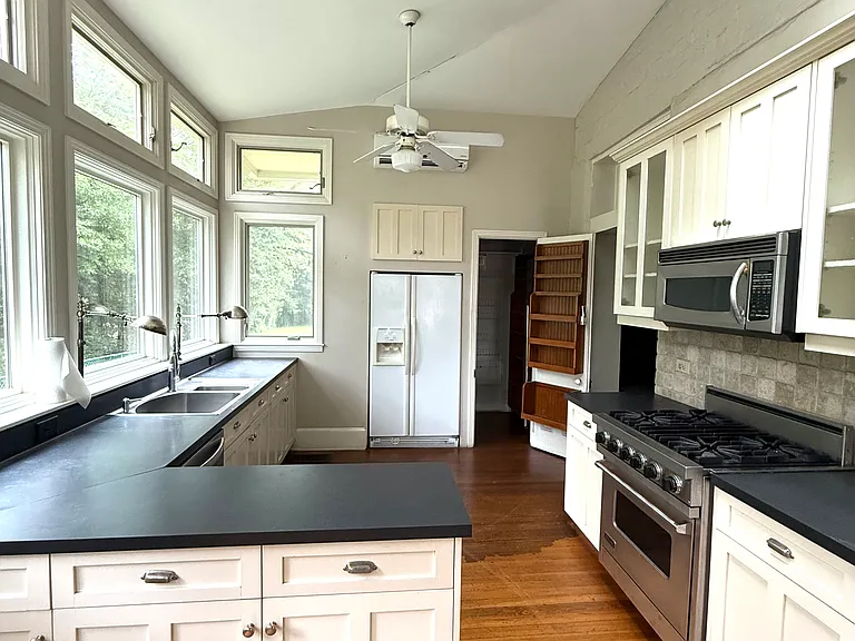 330 Commerce St #4 — Photo 5