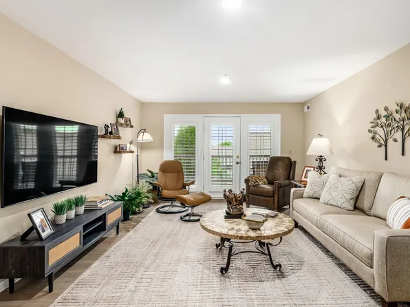 5935 N High St #304, Worthington, OH 43085