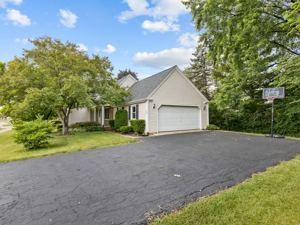 540 Springhill Dr, Roselle, IL 60172