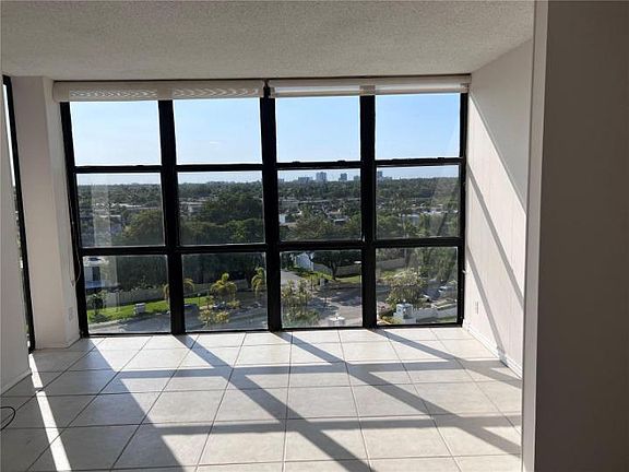 5th image of 800 Parkview Dr APT 826