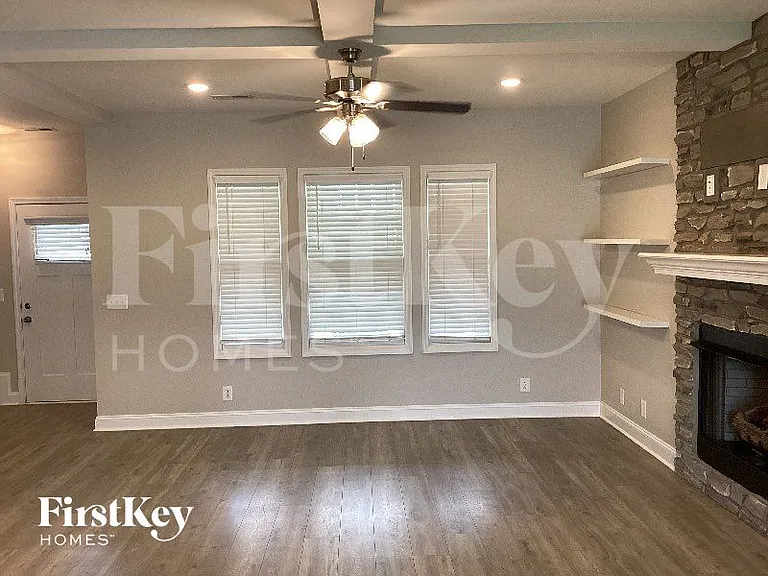 103 Lucerne Ln — Photo 3