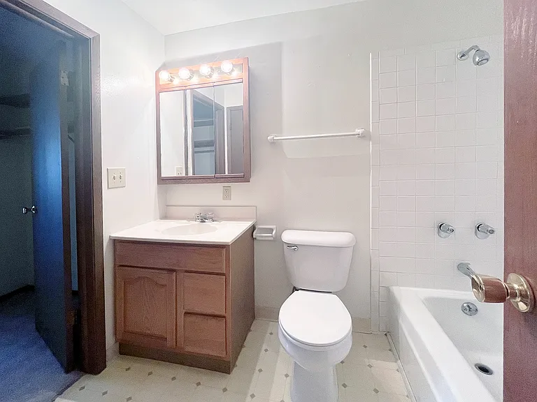 Classic 1 Bed / 1 Bath - 700 SF - Bathroom