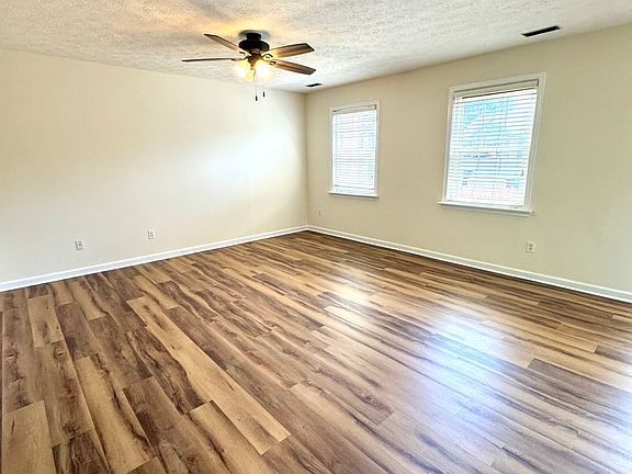 4th image of 325 Emerald Dr