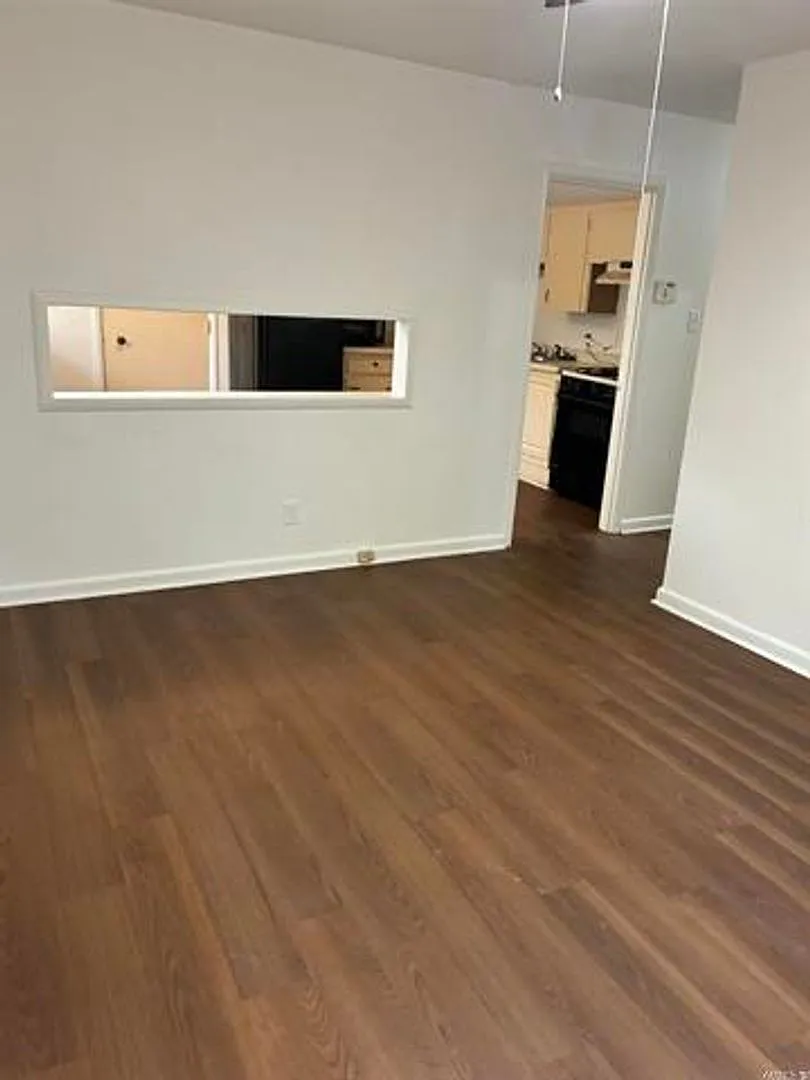 3 bed, 1.0 bath, 900 sqft, $950 — Photo 4