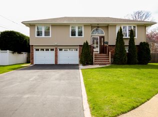 5 Milben Ct, Plainview, NY 11803