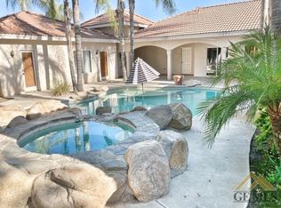 1011 Windsor Park Dr, Bakersfield, CA