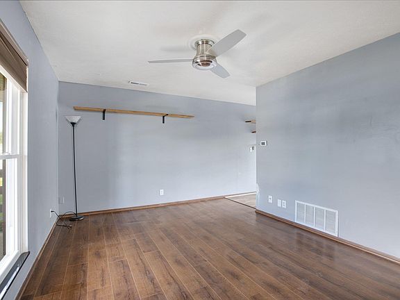 3rd image of 802 Berkley Cir