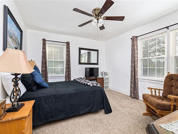 5th image of 421 Laurel St