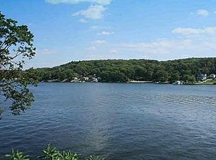 26 Catamaran Ct, Mount Arlington, NJ 07856