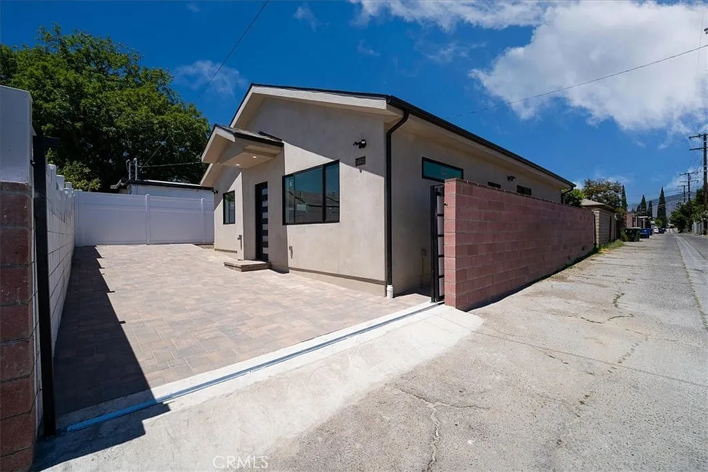 3 bed, 1250 sqft, $3,950 — Photo 3