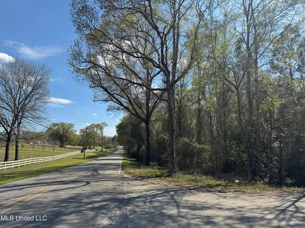 108 Sandy Hill Dr, Lucedale, MS 39452