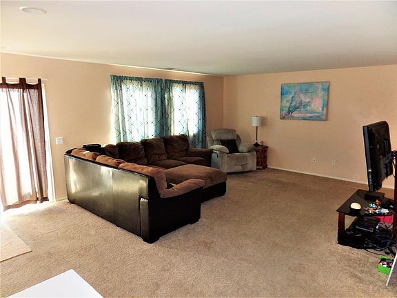 4th image of 16543 Jasmine St