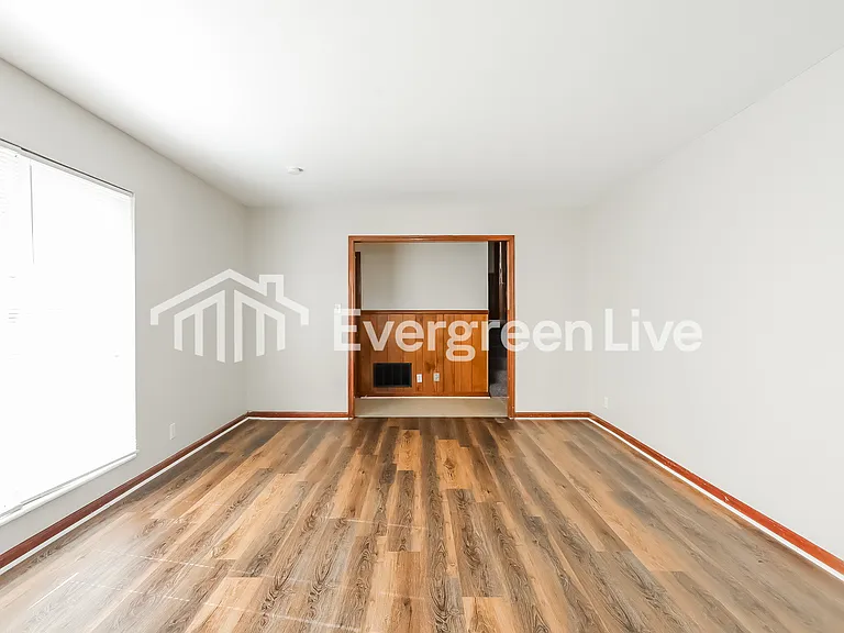 300 11th St — Photo 3