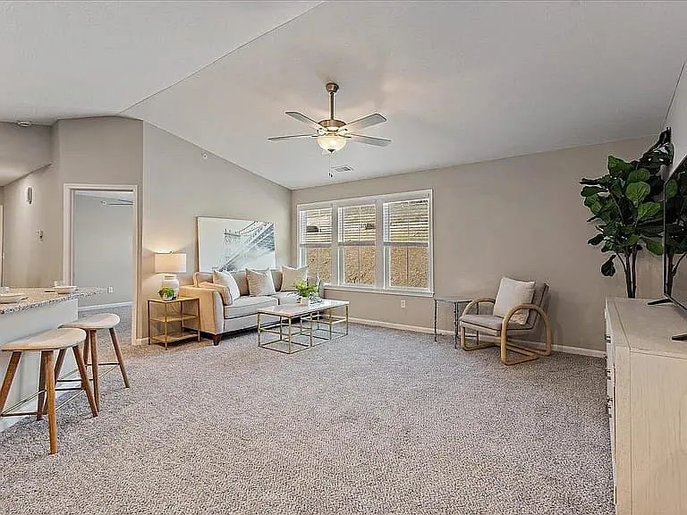 2 bed, 1051 sqft, $1,600 — Photo 3
