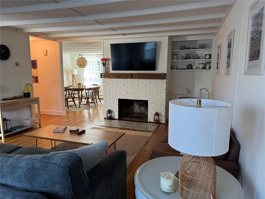 3 bed, 2.0 bath, 1381 sqft, $3,200 — Photo 4