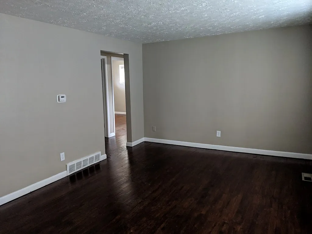 349 - 351 Fernwood Avenue — Photo 2