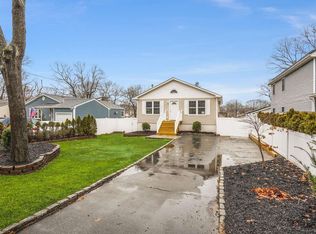 25 Laurel Pl, Farmingville, NY 11738