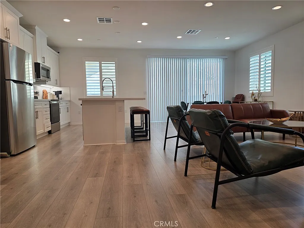 3 bed, 1467 sqft, $3,300 — Photo 3