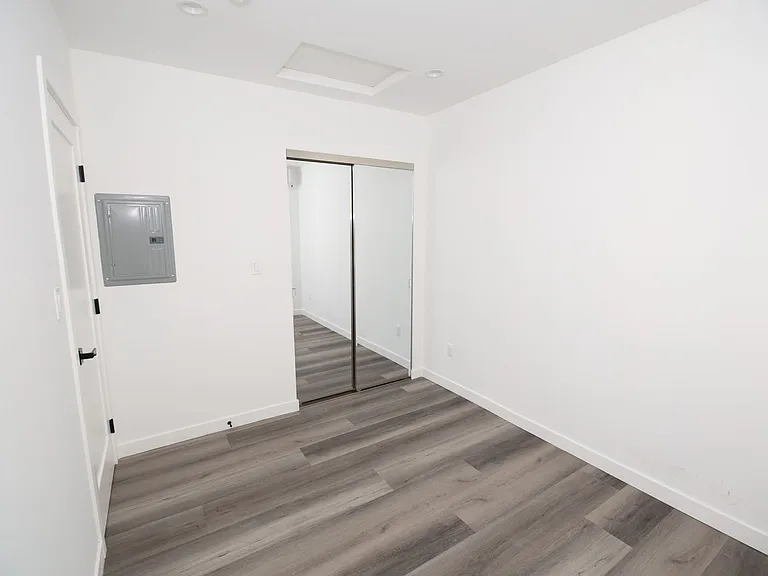 19037 Sylvan St #19039 — Photo 5