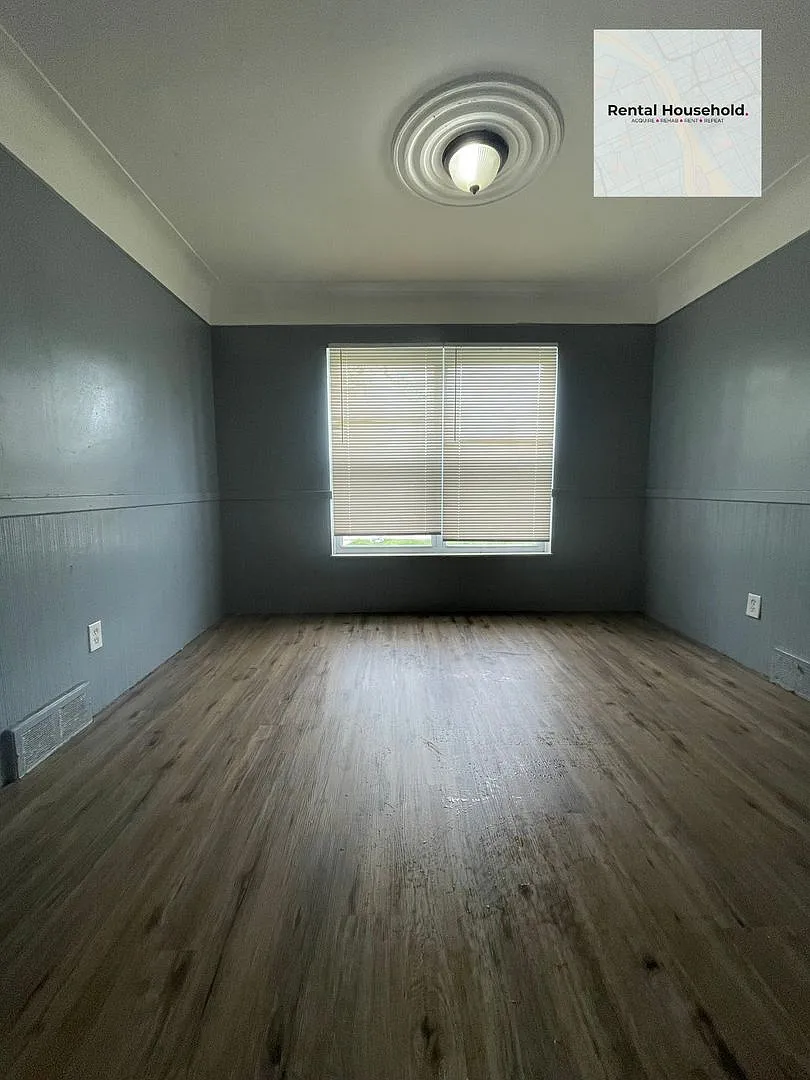 Beautifully Updated 3-Bedroom Bungalow-Ready for Move-In — Photo 2