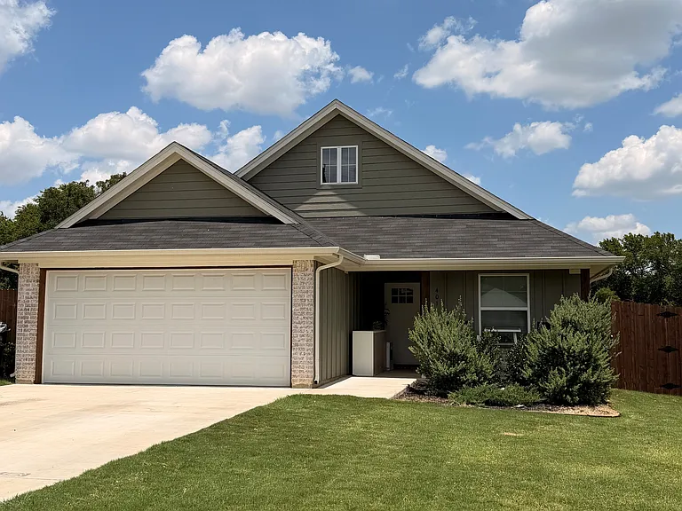 401 E Allen Ave — Photo 1