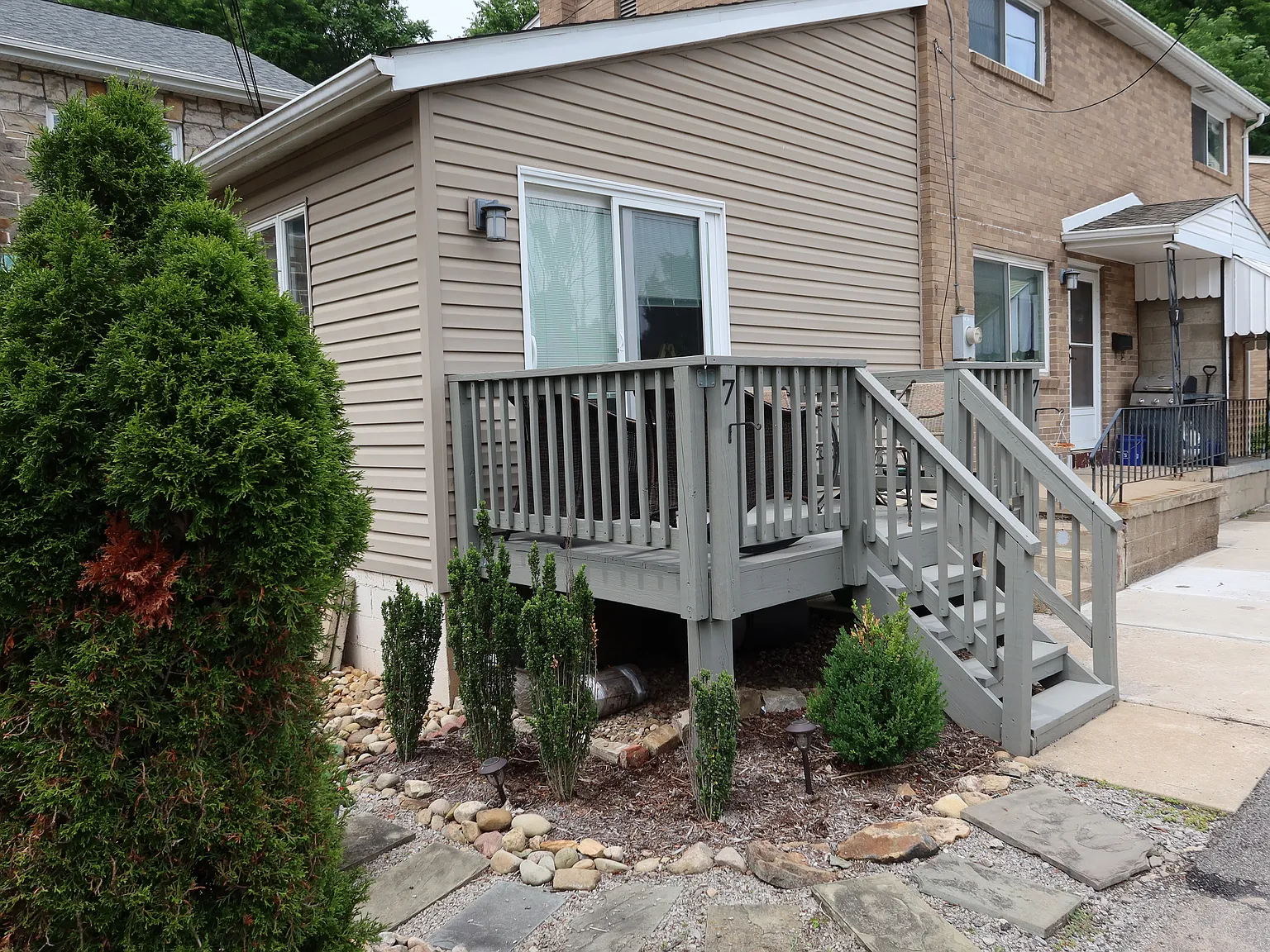 2 bed, 1.5 bath, 1300 sqft, $1,600 — Photo 2