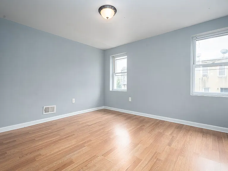 1562 N Woodyear St — Photo 4