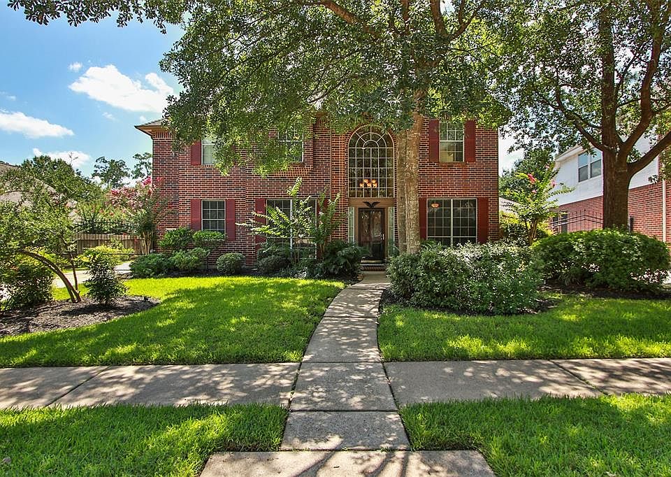 Beautiful 2 story home located in Lakewood Grove. 4 bedroom. 3.5 baths and a 3 car garage. There is so much love put in this home, it is a must see! See upgrades list for additional information!