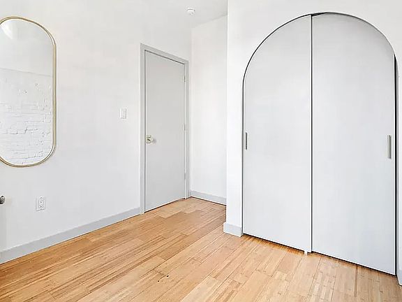 5th image of 196 Elizabeth St #B