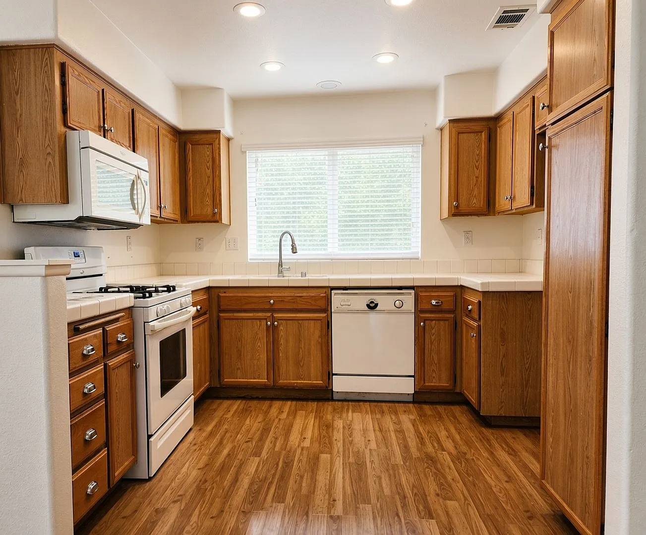 Charming Single Story 3BD 2BA Home in one of Corona's most desirable neighborhoods! — Photo 4