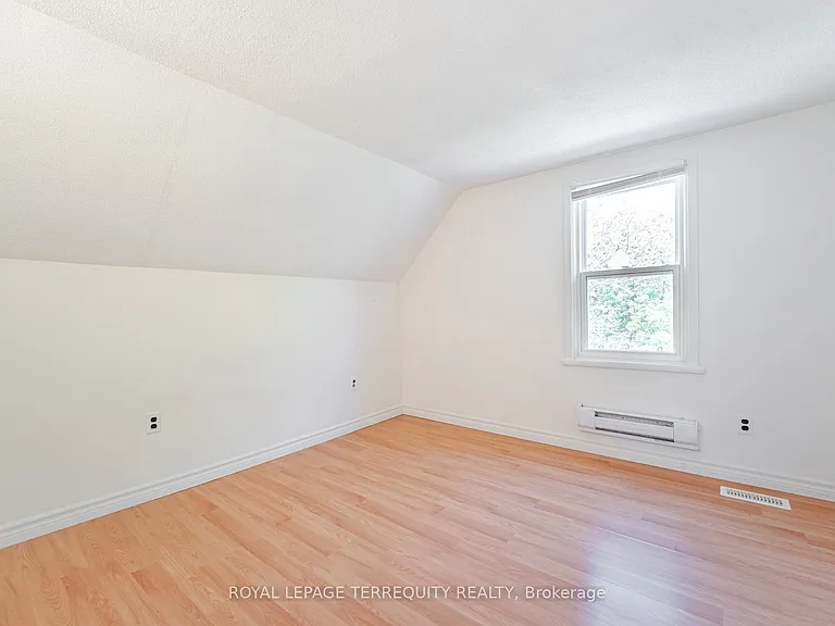 16 Royal Ave — Photo 28