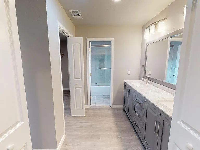 2410 Illinois St — Photo 22