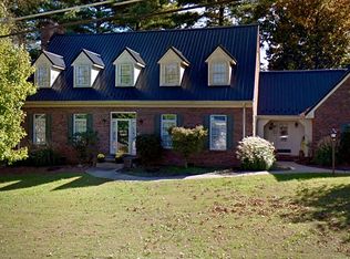 1027 Marina Dr, Hurricane, WV 25526