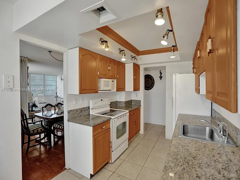 18051 Biscayne Blvd #304 — Photo 18