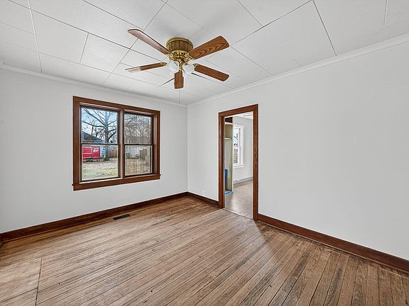 5th image of 304 E Prairie Ronde St