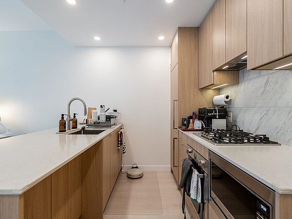 3rd image of 626 Claremont St #708