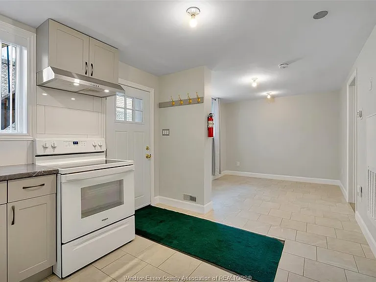 881 Parent Ave #BASEMENT — Photo 4