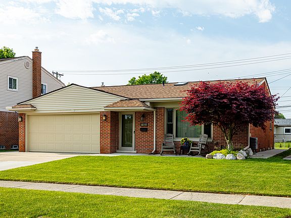 2nd image of 32647 Hees St
