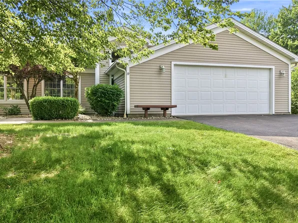 19 Golfwood Dr #19, Hermitage, PA 16148