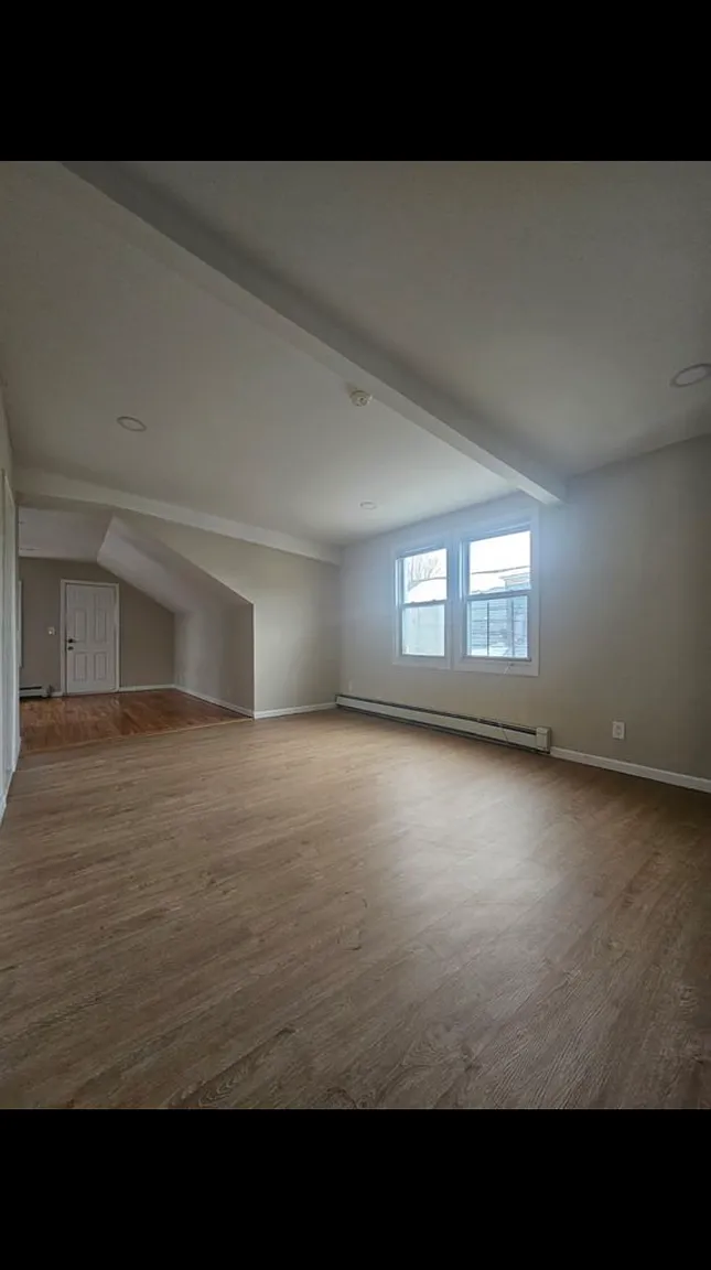 3 bed, 901 sqft, $3,100 — Photo 3